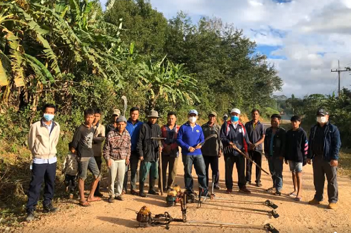 ຂ່າວທ້ອງຖິ່ນເມືອງເຊໂປນ ຊາວເມືອງເຊໂປນອອກແຮງງານລວມ ອະນາໄມຖະໜົນ ເພື່ອຂໍ່ານັບຮັບຕ້ອນວັນຊາດ ທີ່ 2 ທັນວາ