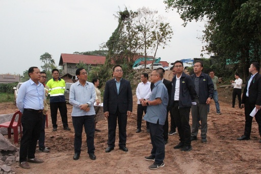 ທ່ານ ເຫຼັກໄຫຼ ສີວິໄລ ລັດຖະມົນຕີ ຍທຂ ລົງຊຸກຍູ້ການຈັດຕັ້ງປະຕິບັດໂຄງການກໍ່ສ້າງຕາຝັ່ງຕ້ານເຈື່ອນແຄມນໍ້າຊັນ