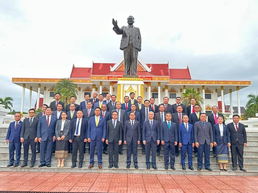 ຄະນະນໍາ ຍທຂ ເຂົ້າວາງກະຕ່າດອກໄມ້ ຕໍ່ໜ້າຮູບປັ້ນ ປະທານ ໄກສອນ ພົມວິຫານ